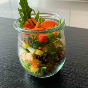 Bunter Gartensalat im Gläschen