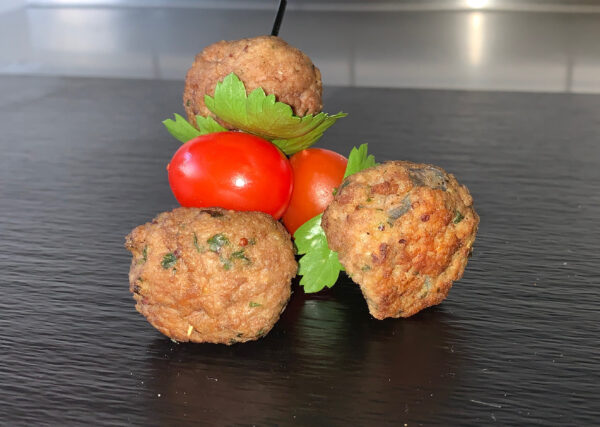 Kräuterhackbällchen am Spieß mit einer Tomate | Fingerfood