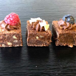 Mini Brownies mit Früchten garniert | Fingerfood bestellen