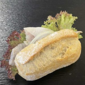 Mini Fischbrötchen mit Räucherlachs 1 Fischbrötchen mit Bismarckhering | Fingerfood