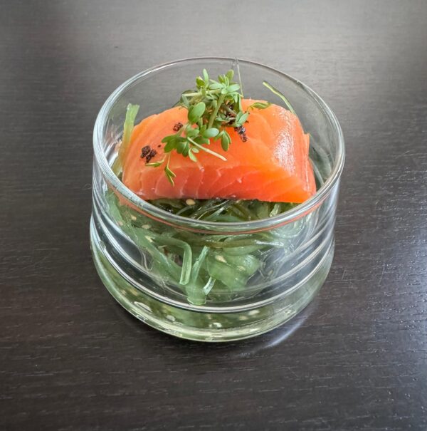 Zitronenlachs auf Wakame